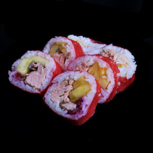 Futomaki z grillowanym łososiem i owocami w płatku sojowym