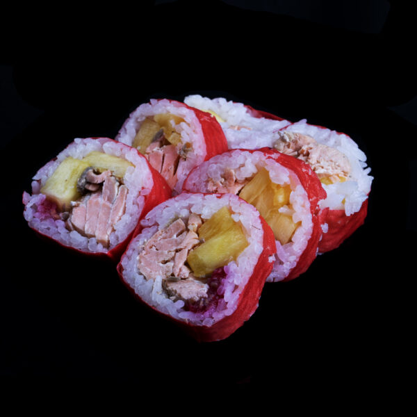Futomaki z grillowanym łososiem i owocami w płatku sojowym