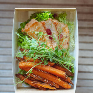 Sake grill – grillowany łosoś z frytkami z batatów