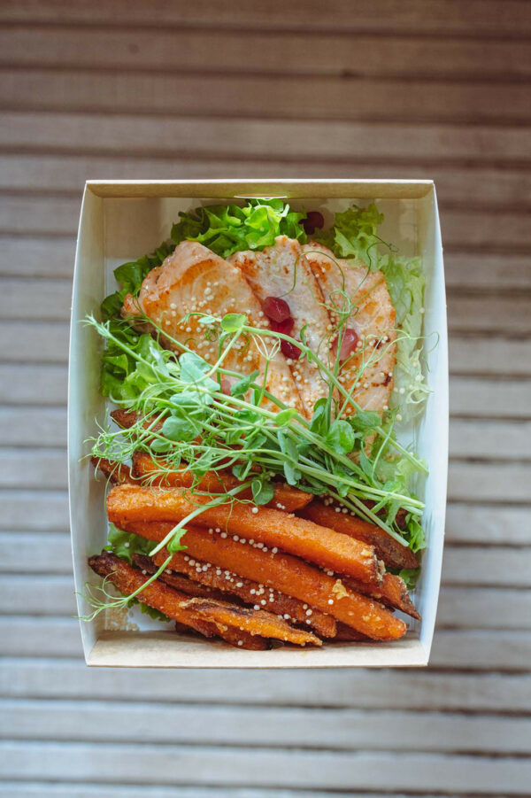 Sake grill – grillowany łosoś z frytkami z batatów