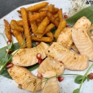 Sake grill – grillowany łosoś z frytkami z batatów
