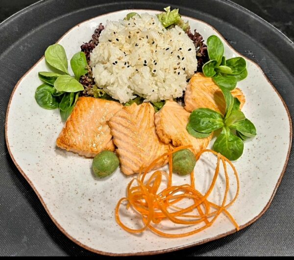 Sake grill – grillowany łosoś z ryżem